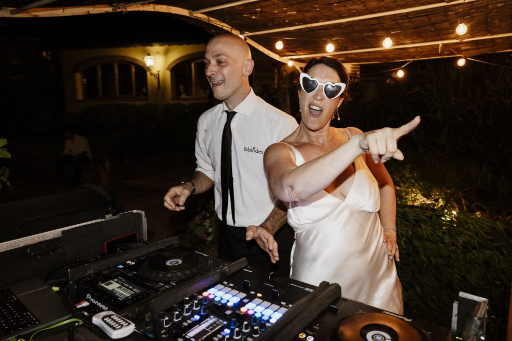 Bride playing the music with the DJ Fabiodex on her wedding day.
