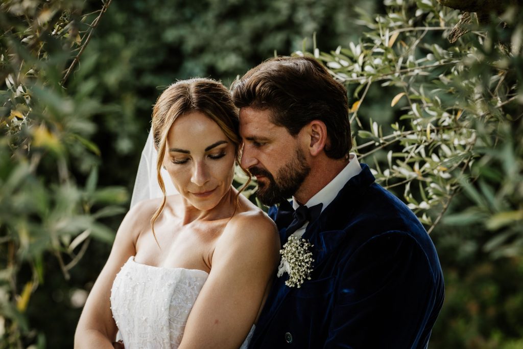Bride and groom hugging in the sunset at Villa Baroncino