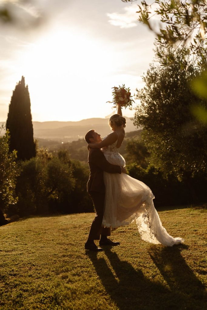 Photo of bride and groom in the sunset of villa san crispolto